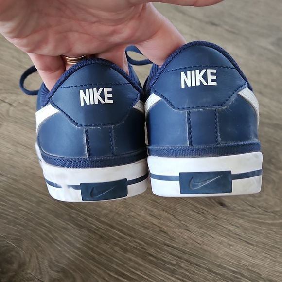 Nikes   - Picture 4 of 9